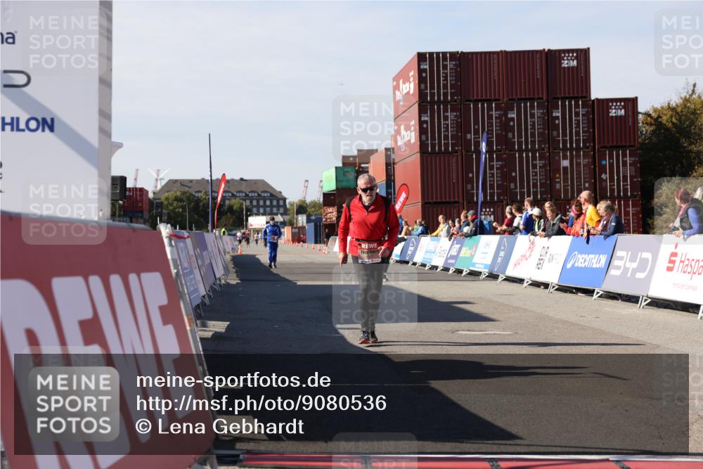 03.10.2025 - Köhlbrandbrückenlauf Lena Gebhardt http://msf.ph/oto/9080536 03.10.2025 13:45:58 Ziel 4572, 5327, 5375, 5376, 5860, 6029 meine-sportfotos.de