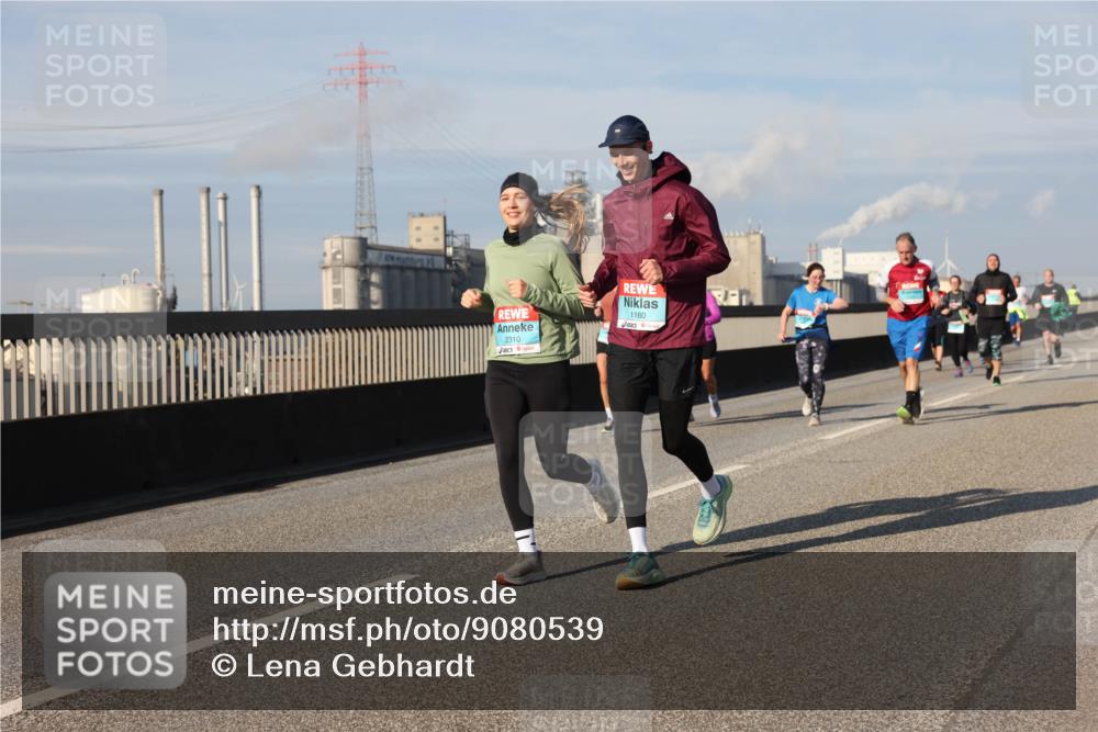 03.10.2025 - Köhlbrandbrückenlauf Lena Gebhardt http://msf.ph/oto/9080539 03.10.2025 10:03:52 Position 2 2310, 1160 meine-sportfotos.de