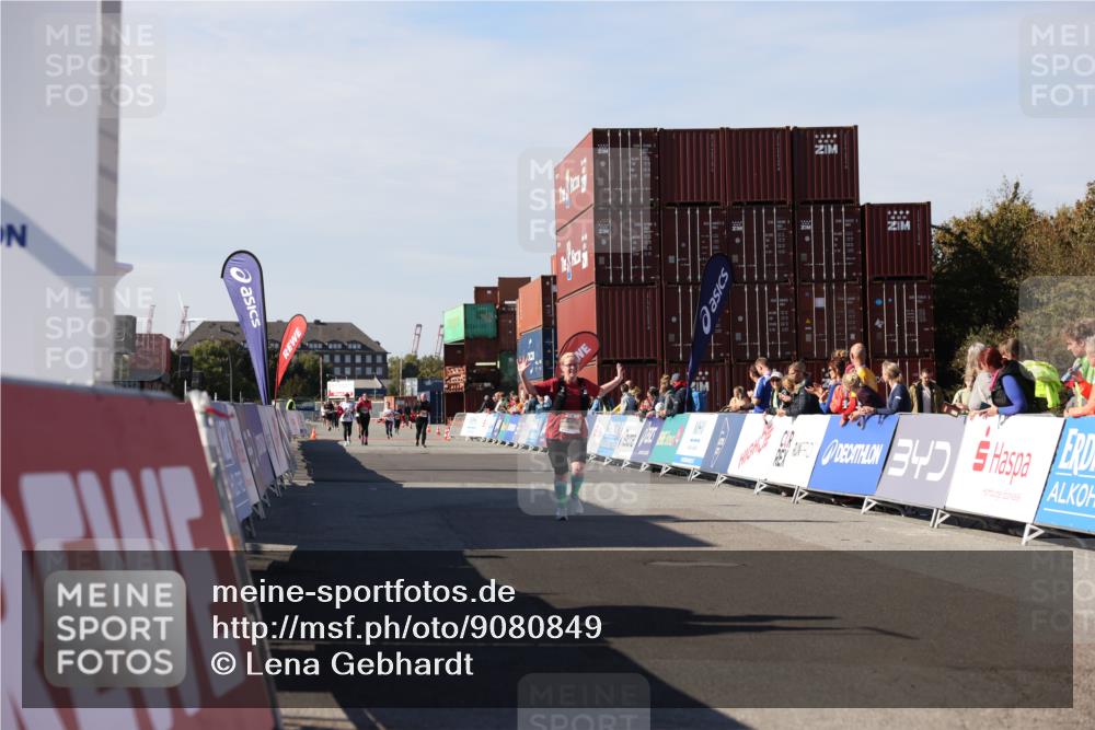 03.10.2025 - Köhlbrandbrückenlauf Lena Gebhardt http://msf.ph/oto/9080849 03.10.2025 13:46:25 Ziel 5900 meine-sportfotos.de