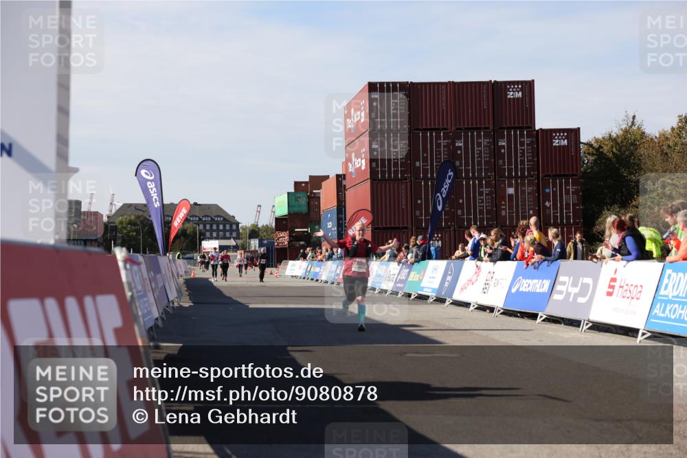 03.10.2025 - Köhlbrandbrückenlauf Lena Gebhardt http://msf.ph/oto/9080878 03.10.2025 13:46:25 Ziel 5900 meine-sportfotos.de