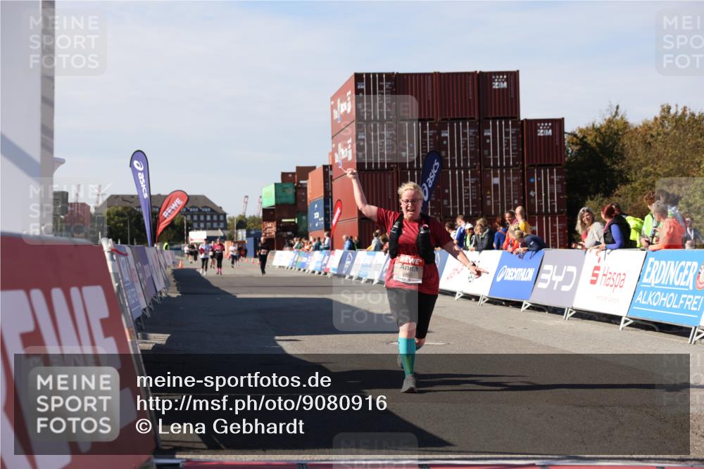 03.10.2025 - Köhlbrandbrückenlauf Lena Gebhardt http://msf.ph/oto/9080916 03.10.2025 13:46:28 Ziel 5900 meine-sportfotos.de