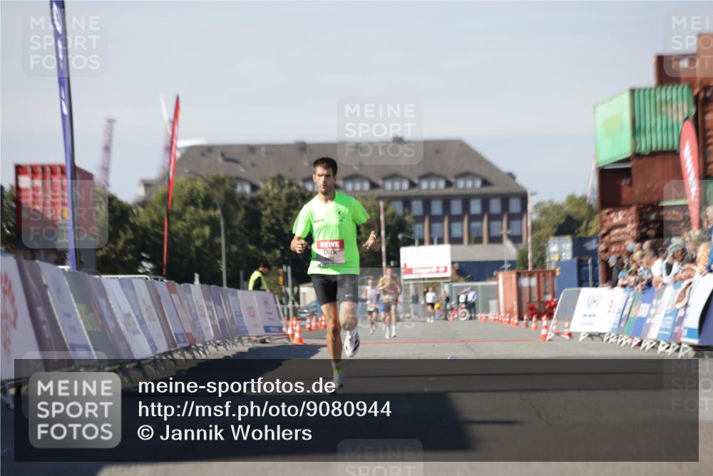 03.10.2025 - Köhlbrandbrückenlauf Jannik Wohlers http://msf.ph/oto/9080944 03.10.2025 12:50:34 Ziel 6248 meine-sportfotos.de
