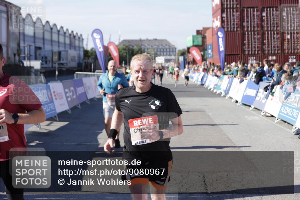 03.10.2025 - Köhlbrandbrückenlauf Jannik Wohlers http://msf.ph/oto/9080967 03.10.2025 13:17:56 Ziel 4333, 4366, 4679, 4682, 4829, 5129, 5168, 5685, 5731, 5732, 5917, 6153, 6435, 6485 meine-sportfotos.de
