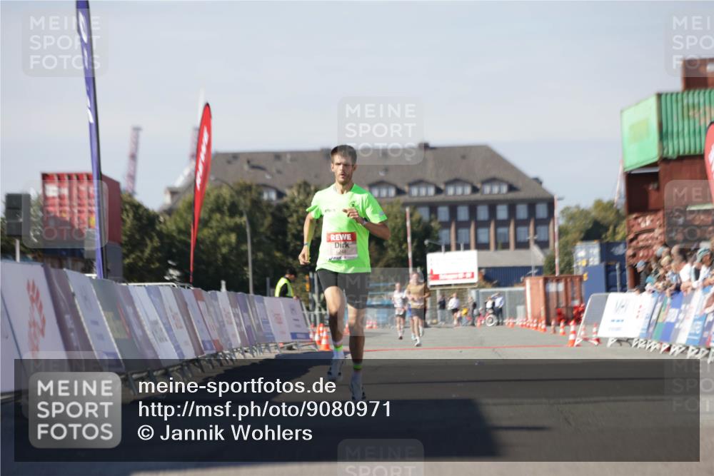 03.10.2025 - Köhlbrandbrückenlauf Jannik Wohlers http://msf.ph/oto/9080971 03.10.2025 12:50:34 Ziel 6248 meine-sportfotos.de
