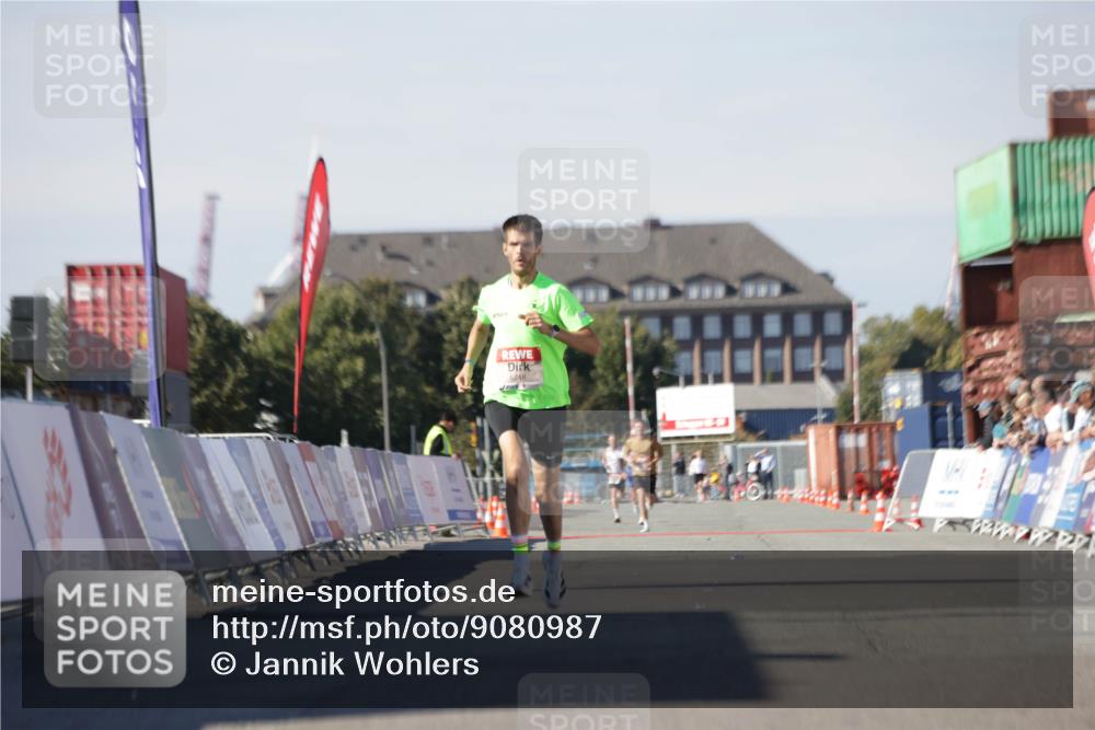 03.10.2025 - Köhlbrandbrückenlauf Jannik Wohlers http://msf.ph/oto/9080987 03.10.2025 12:50:34 Ziel 6248 meine-sportfotos.de
