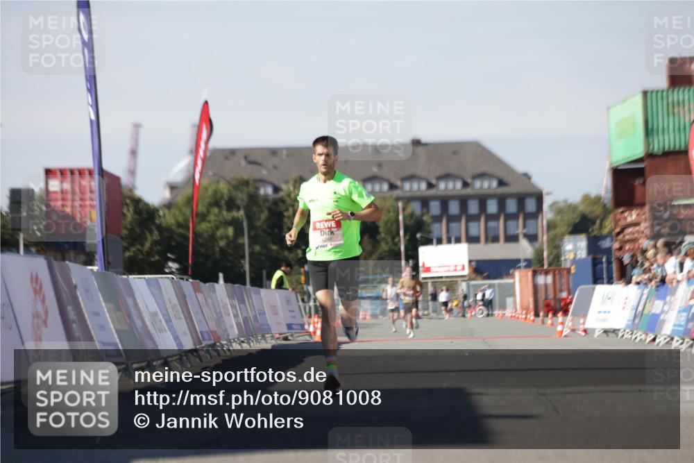 03.10.2025 - Köhlbrandbrückenlauf Jannik Wohlers http://msf.ph/oto/9081008 03.10.2025 12:50:34 Ziel 6248 meine-sportfotos.de