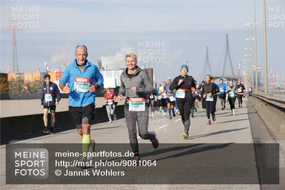 03.10.2025 - Köhlbrandbrückenlauf Jannik Wohlers http://msf.ph/oto/9081064 03.10.2025 10:02:13 Position 3 3676, 2421, 1538 meine-sportfotos.de