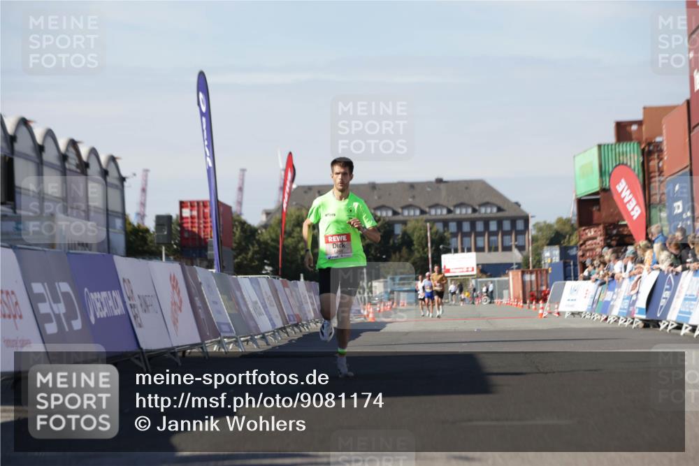 03.10.2025 - Köhlbrandbrückenlauf Jannik Wohlers http://msf.ph/oto/9081174 03.10.2025 12:50:36 Ziel 6248 meine-sportfotos.de
