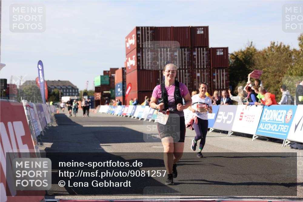 03.10.2025 - Köhlbrandbrückenlauf Lena Gebhardt http://msf.ph/oto/9081257 03.10.2025 13:46:55 Ziel 5275, 5295, 5372, 5388, 5759, 6558 meine-sportfotos.de