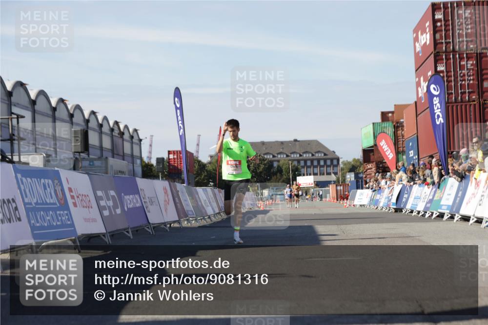 03.10.2025 - Köhlbrandbrückenlauf Jannik Wohlers http://msf.ph/oto/9081316 03.10.2025 12:50:36 Ziel 6248 meine-sportfotos.de