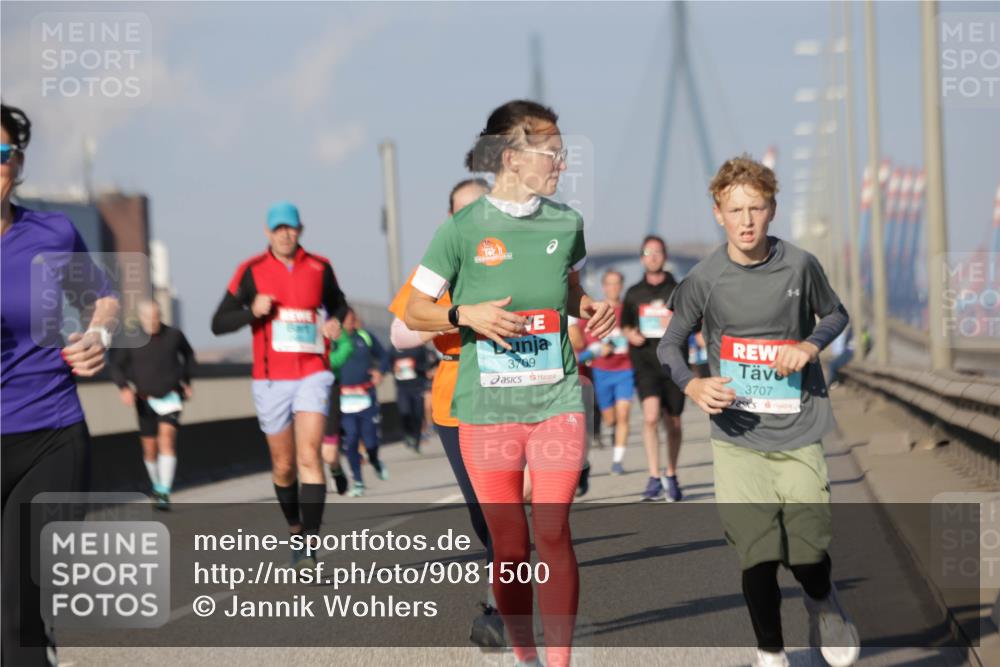 03.10.2025 - Köhlbrandbrückenlauf Jannik Wohlers http://msf.ph/oto/9081500 03.10.2025 09:54:39 Position 3 10, 3709, 3707 meine-sportfotos.de