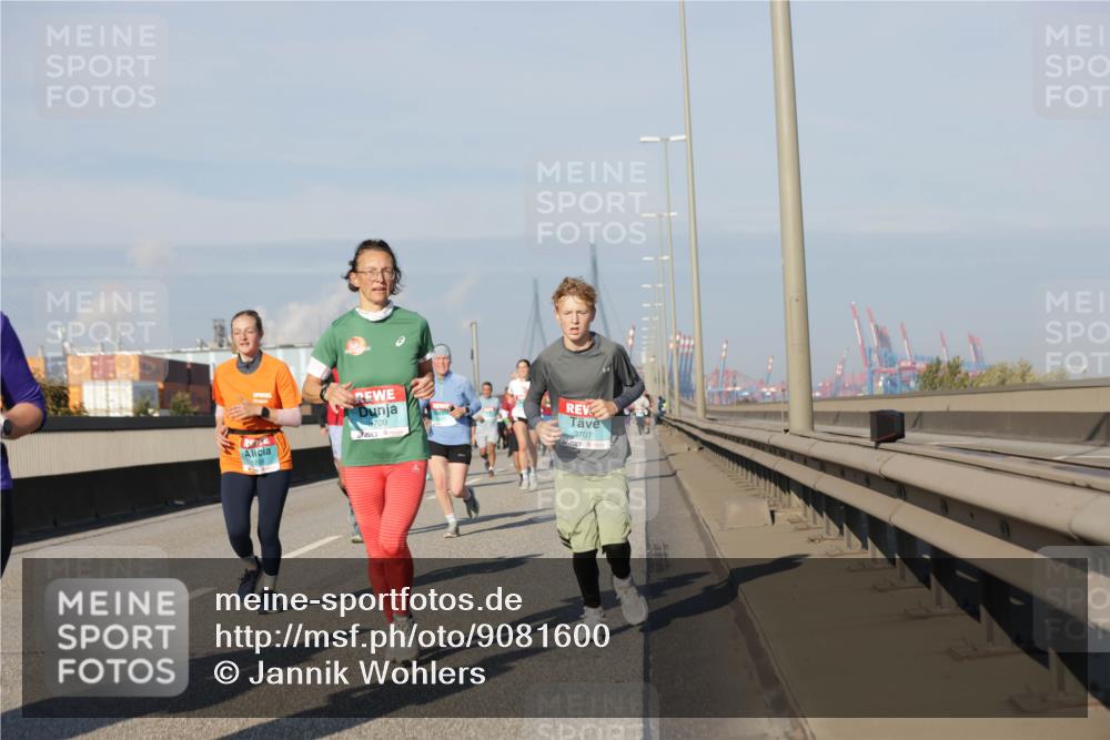 03.10.2025 - Köhlbrandbrückenlauf Jannik Wohlers http://msf.ph/oto/9081600 03.10.2025 09:54:41 Position 3 709, 3707 meine-sportfotos.de