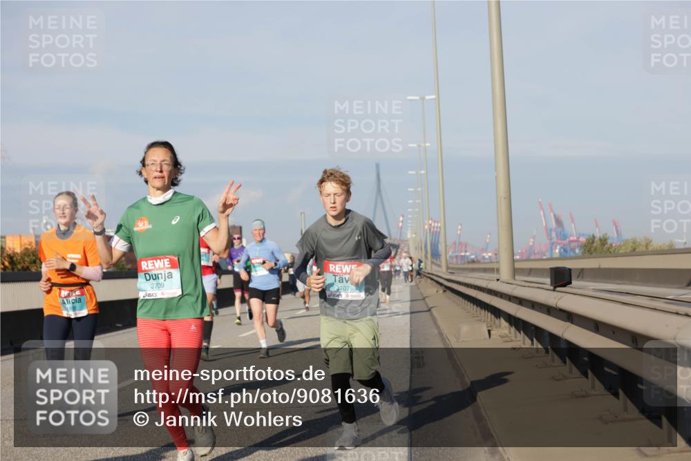 03.10.2025 - Köhlbrandbrückenlauf Jannik Wohlers http://msf.ph/oto/9081636 03.10.2025 09:54:41 Position 3 3709, 3707 meine-sportfotos.de