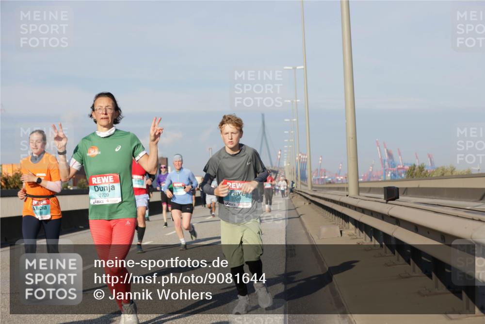 03.10.2025 - Köhlbrandbrückenlauf Jannik Wohlers http://msf.ph/oto/9081644 03.10.2025 09:54:41 Position 3 3709, 3707 meine-sportfotos.de