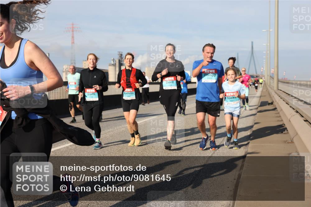 03.10.2025 - Köhlbrandbrückenlauf Lena Gebhardt http://msf.ph/oto/9081645 03.10.2025 10:04:19 Position 2 1732, 1940, 2862, 1895, 2861 meine-sportfotos.de