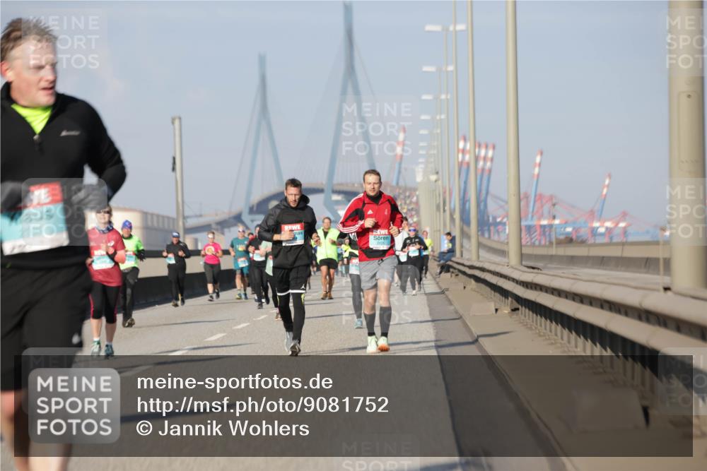 03.10.2025 - Köhlbrandbrückenlauf Jannik Wohlers http://msf.ph/oto/9081752 03.10.2025 10:02:36 Position 3 2180, 2856 meine-sportfotos.de