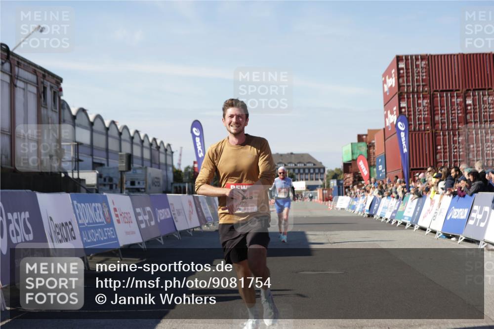 03.10.2025 - Köhlbrandbrückenlauf Jannik Wohlers http://msf.ph/oto/9081754 03.10.2025 12:50:53 Ziel 4072, 6216, 6552 meine-sportfotos.de