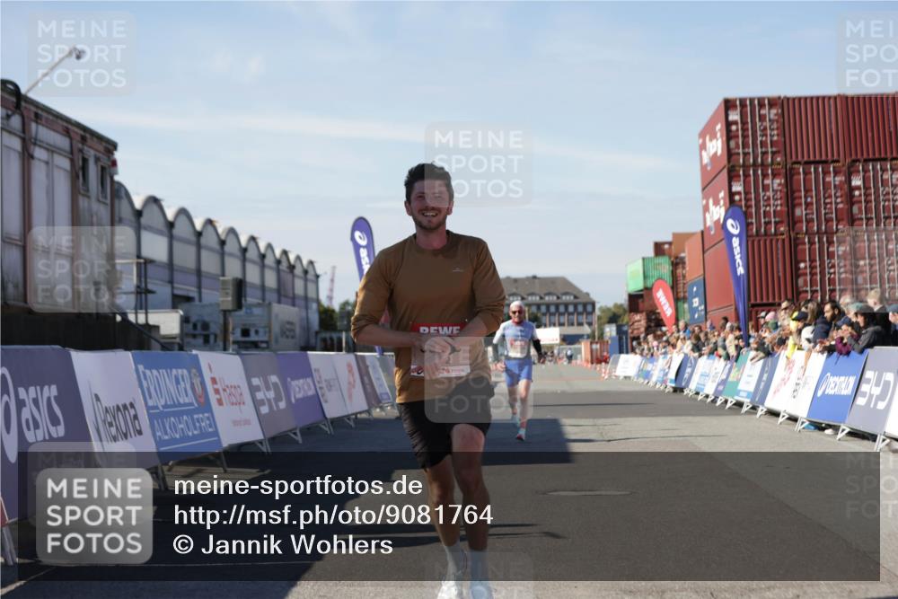 03.10.2025 - Köhlbrandbrückenlauf Jannik Wohlers http://msf.ph/oto/9081764 03.10.2025 12:50:53 Ziel 4072, 6216, 6552 meine-sportfotos.de