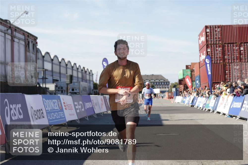 03.10.2025 - Köhlbrandbrückenlauf Jannik Wohlers http://msf.ph/oto/9081789 03.10.2025 12:50:53 Ziel 4072, 6216, 6552 meine-sportfotos.de