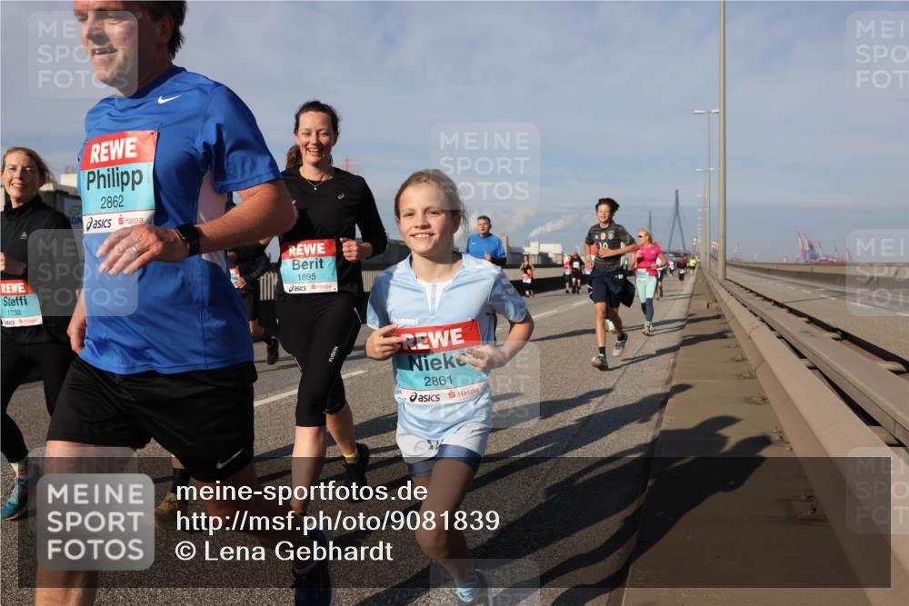 03.10.2025 - Köhlbrandbrückenlauf Lena Gebhardt http://msf.ph/oto/9081839 03.10.2025 10:04:21 Position 2 1732, 2862, 1895, 2861 meine-sportfotos.de