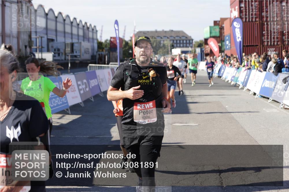 03.10.2025 - Köhlbrandbrückenlauf Jannik Wohlers http://msf.ph/oto/9081891 03.10.2025 13:18:07 Ziel 4333, 4366, 4472, 4473, 4620, 4661, 4682, 4950, 5209, 5454, 6310, 6326, 6633, 6634 meine-sportfotos.de