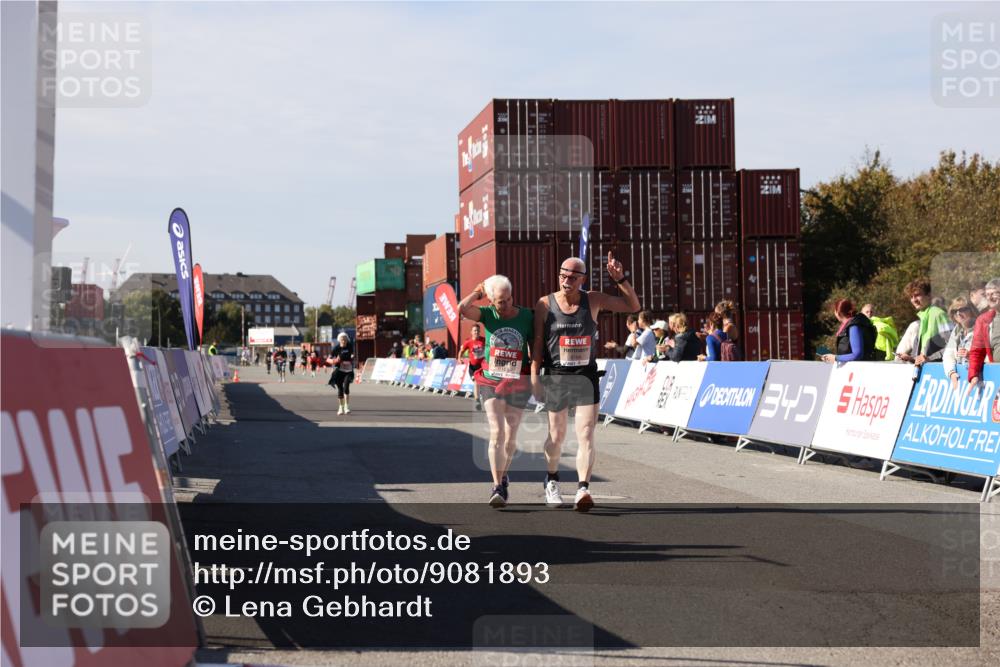 03.10.2025 - Köhlbrandbrückenlauf Lena Gebhardt http://msf.ph/oto/9081893 03.10.2025 13:48:10 Ziel 6164, 6165 meine-sportfotos.de