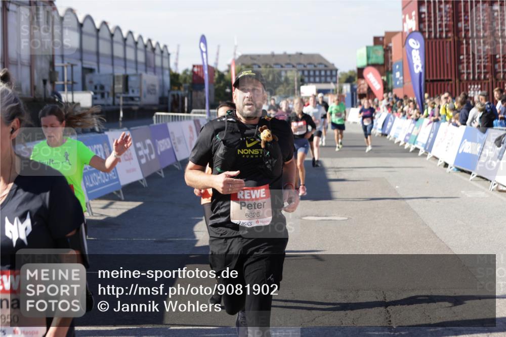 03.10.2025 - Köhlbrandbrückenlauf Jannik Wohlers http://msf.ph/oto/9081902 03.10.2025 13:18:07 Ziel 4333, 4366, 4472, 4473, 4620, 4661, 4682, 4950, 5209, 5454, 6310, 6326, 6633, 6634 meine-sportfotos.de