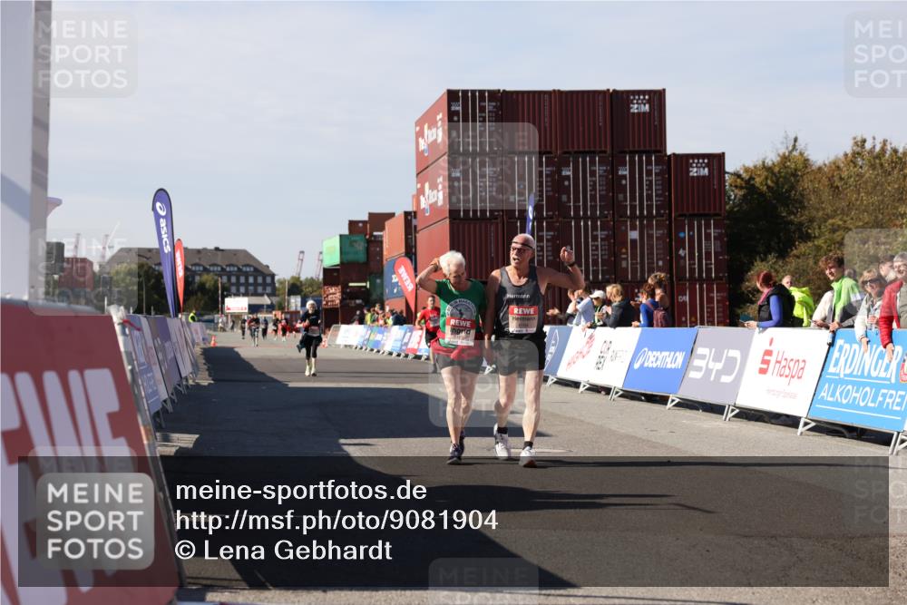 03.10.2025 - Köhlbrandbrückenlauf Lena Gebhardt http://msf.ph/oto/9081904 03.10.2025 13:48:10 Ziel 6164, 6165 meine-sportfotos.de