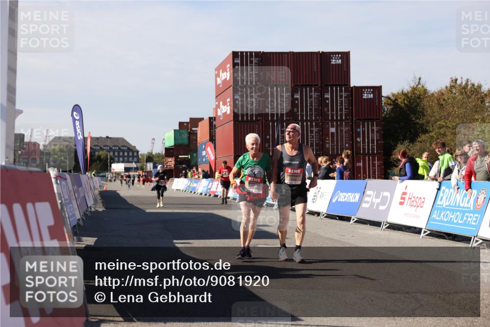 03.10.2025 - Köhlbrandbrückenlauf Lena Gebhardt http://msf.ph/oto/9081920 03.10.2025 13:48:11 Ziel 5735, 6164, 6165 meine-sportfotos.de