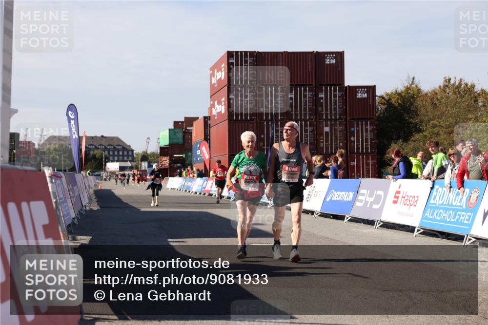 03.10.2025 - Köhlbrandbrückenlauf Lena Gebhardt http://msf.ph/oto/9081933 03.10.2025 13:48:11 Ziel 5735, 6164, 6165 meine-sportfotos.de