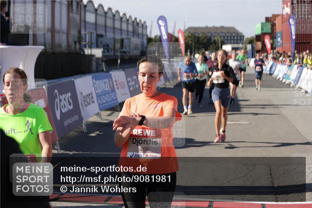 03.10.2025 - Köhlbrandbrückenlauf Jannik Wohlers http://msf.ph/oto/9081981 03.10.2025 13:18:09 Ziel 4333, 4472, 4473, 4600, 4620, 4661, 4682, 4950, 5209, 5454, 6310, 6326, 6633, 6634 meine-sportfotos.de
