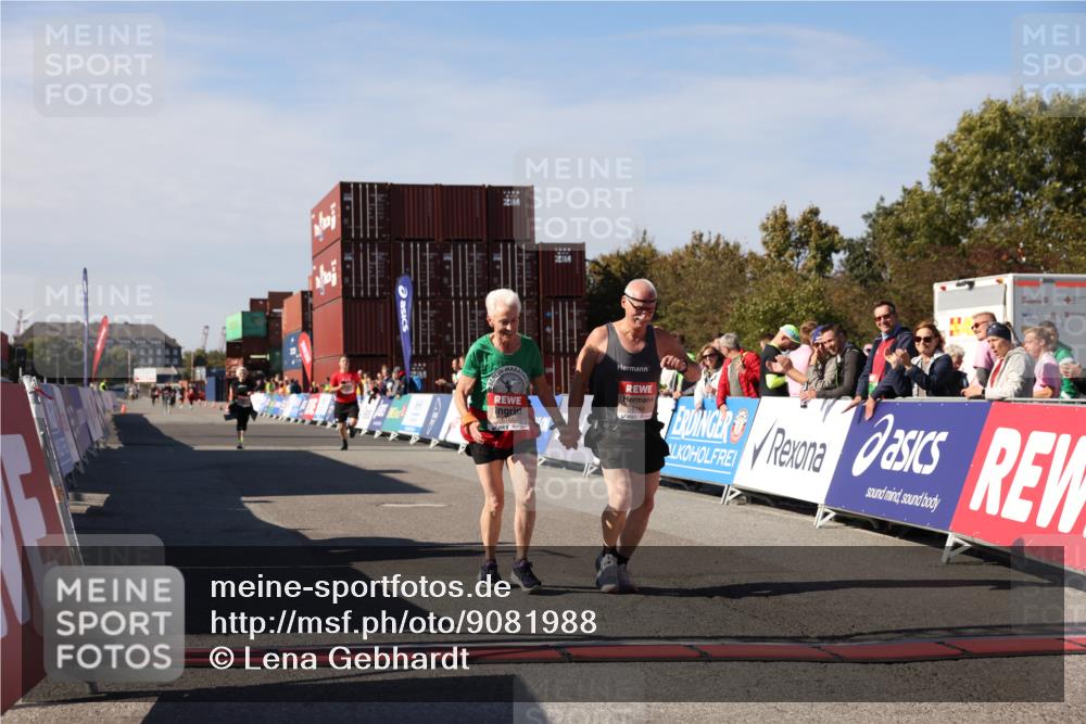 03.10.2025 - Köhlbrandbrückenlauf Lena Gebhardt http://msf.ph/oto/9081988 03.10.2025 13:48:13 Ziel 5735, 6164, 6165 meine-sportfotos.de