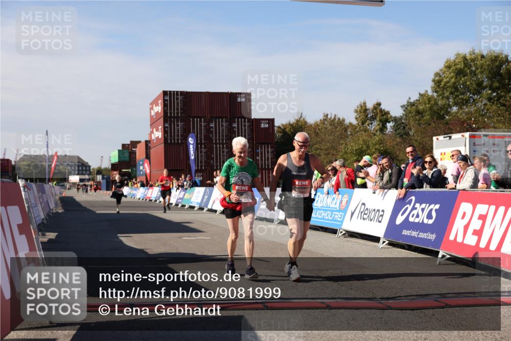03.10.2025 - Köhlbrandbrückenlauf Lena Gebhardt http://msf.ph/oto/9081999 03.10.2025 13:48:13 Ziel 5735, 6164, 6165 meine-sportfotos.de