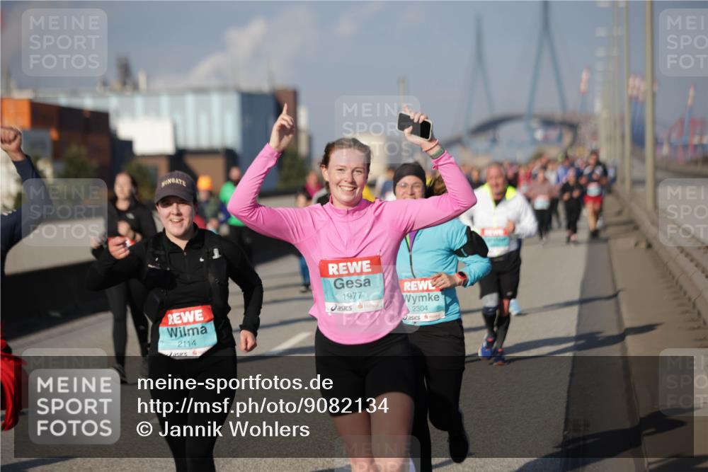 03.10.2025 - Köhlbrandbrückenlauf Jannik Wohlers http://msf.ph/oto/9082134 03.10.2025 10:05:16 Position 3 2114, 1977, 2304 meine-sportfotos.de