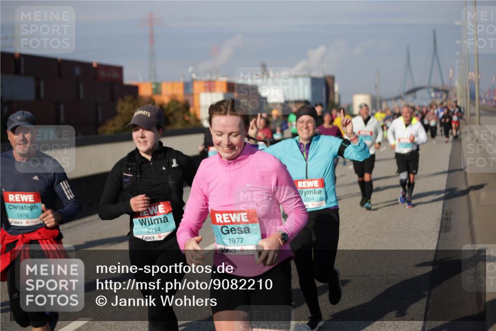 03.10.2025 - Köhlbrandbrückenlauf Jannik Wohlers http://msf.ph/oto/9082210 03.10.2025 10:05:18 Position 3 1976, 2114, 1977, 2304 meine-sportfotos.de