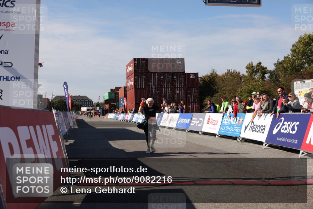 03.10.2025 - Köhlbrandbrückenlauf Lena Gebhardt http://msf.ph/oto/9082216 03.10.2025 13:48:19 Ziel 4824, 5735, 6164, 6165 meine-sportfotos.de