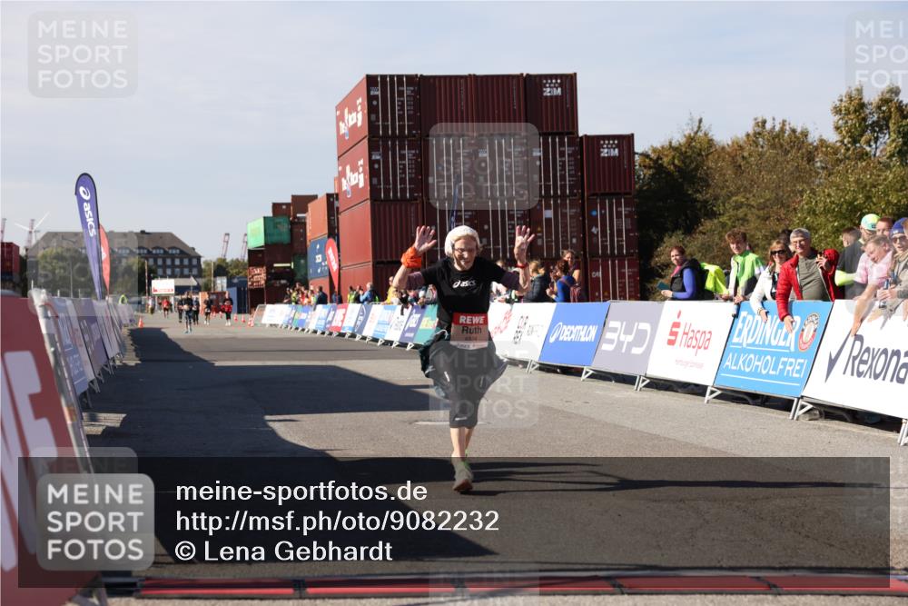 03.10.2025 - Köhlbrandbrückenlauf Lena Gebhardt http://msf.ph/oto/9082232 03.10.2025 13:48:20 Ziel 4824, 5735, 6164, 6165 meine-sportfotos.de