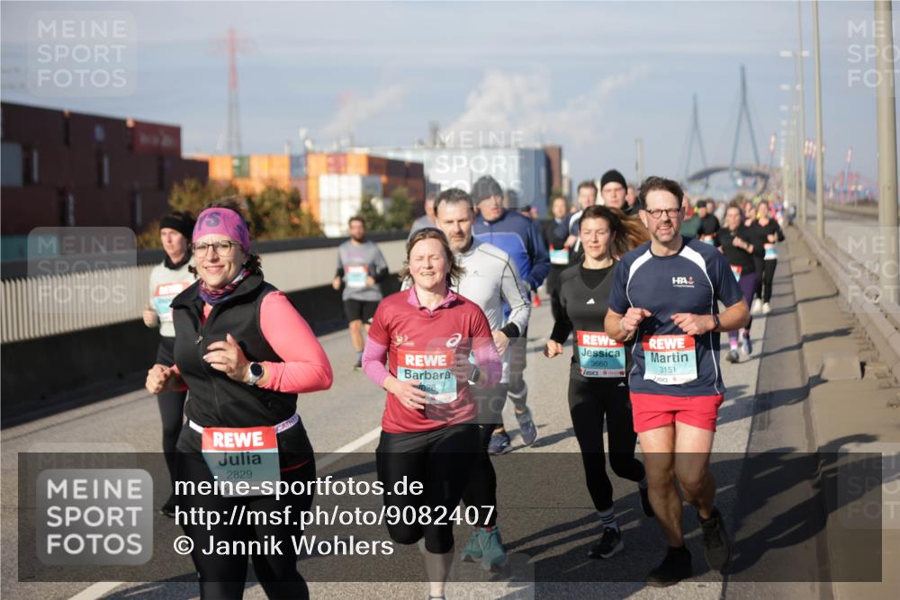 03.10.2025 - Köhlbrandbrückenlauf Jannik Wohlers http://msf.ph/oto/9082407 03.10.2025 10:05:36 Position 3 2829, 3660, 3151 meine-sportfotos.de