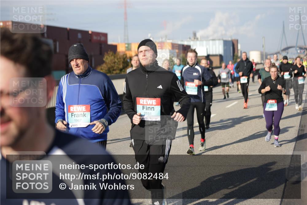 03.10.2025 - Köhlbrandbrückenlauf Jannik Wohlers http://msf.ph/oto/9082484 03.10.2025 10:05:39 Position 3 1967, 2151, 3147 meine-sportfotos.de