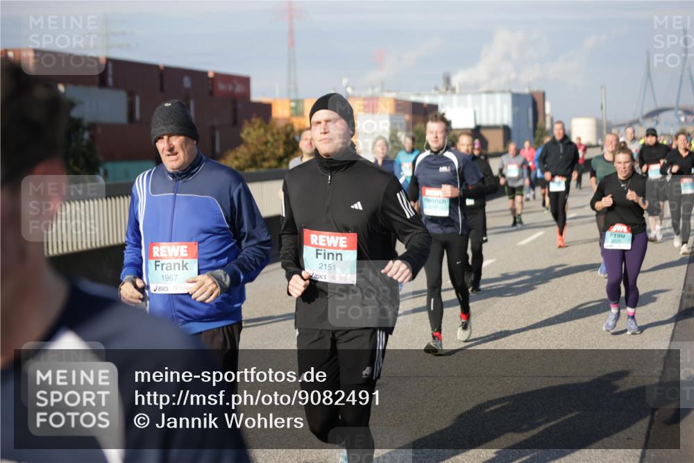 03.10.2025 - Köhlbrandbrückenlauf Jannik Wohlers http://msf.ph/oto/9082491 03.10.2025 10:05:39 Position 3 1967, 2151, 2125 meine-sportfotos.de