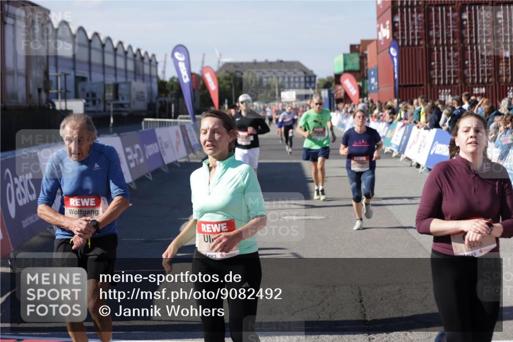 03.10.2025 - Köhlbrandbrückenlauf Jannik Wohlers http://msf.ph/oto/9082492 03.10.2025 13:18:14 Ziel 4472, 4473, 4581, 4600, 4620, 4661, 4950, 5209, 5454, 5691, 5816, 6001, 6310, 6326, 6633, 6634 meine-sportfotos.de