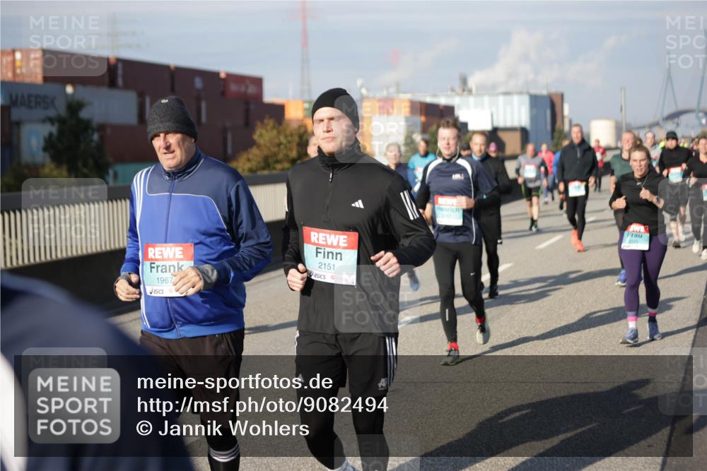 03.10.2025 - Köhlbrandbrückenlauf Jannik Wohlers http://msf.ph/oto/9082494 03.10.2025 10:05:39 Position 3 1967, 2151, 2125 meine-sportfotos.de
