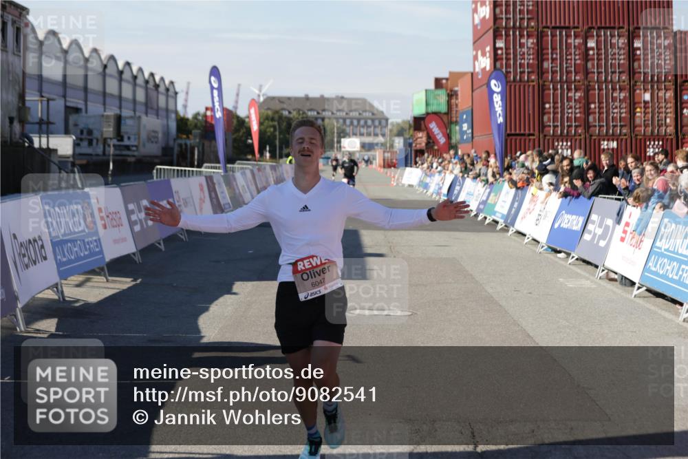 03.10.2025 - Köhlbrandbrückenlauf Jannik Wohlers http://msf.ph/oto/9082541 03.10.2025 12:51:20 Ziel 6047 meine-sportfotos.de