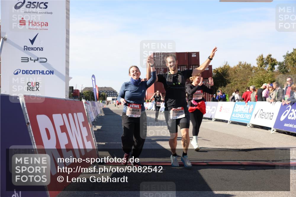03.10.2025 - Köhlbrandbrückenlauf Lena Gebhardt http://msf.ph/oto/9082542 03.10.2025 13:48:55 Ziel 4157, 4273, 5216, 5497, 5581, 6096 meine-sportfotos.de