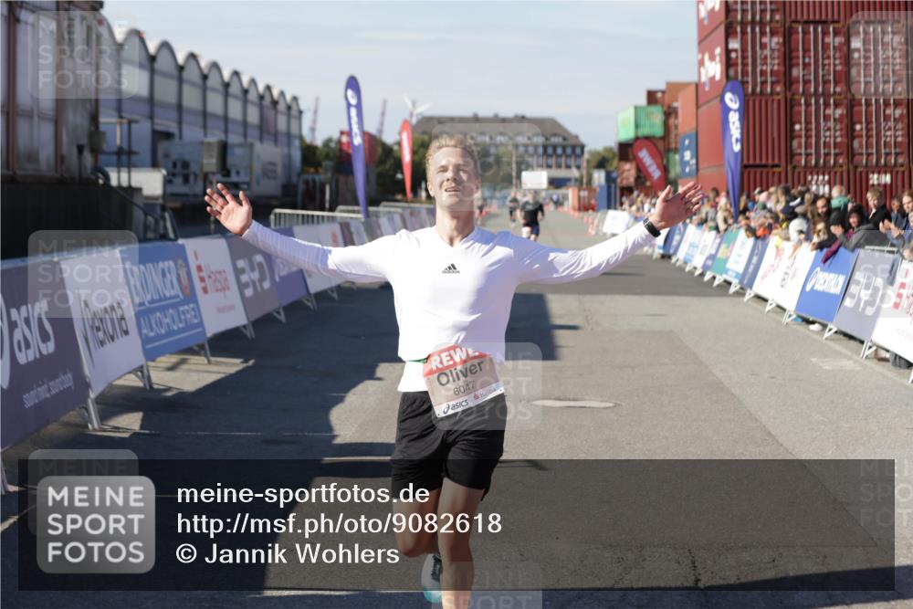 03.10.2025 - Köhlbrandbrückenlauf Jannik Wohlers http://msf.ph/oto/9082618 03.10.2025 12:51:21 Ziel 6047 meine-sportfotos.de