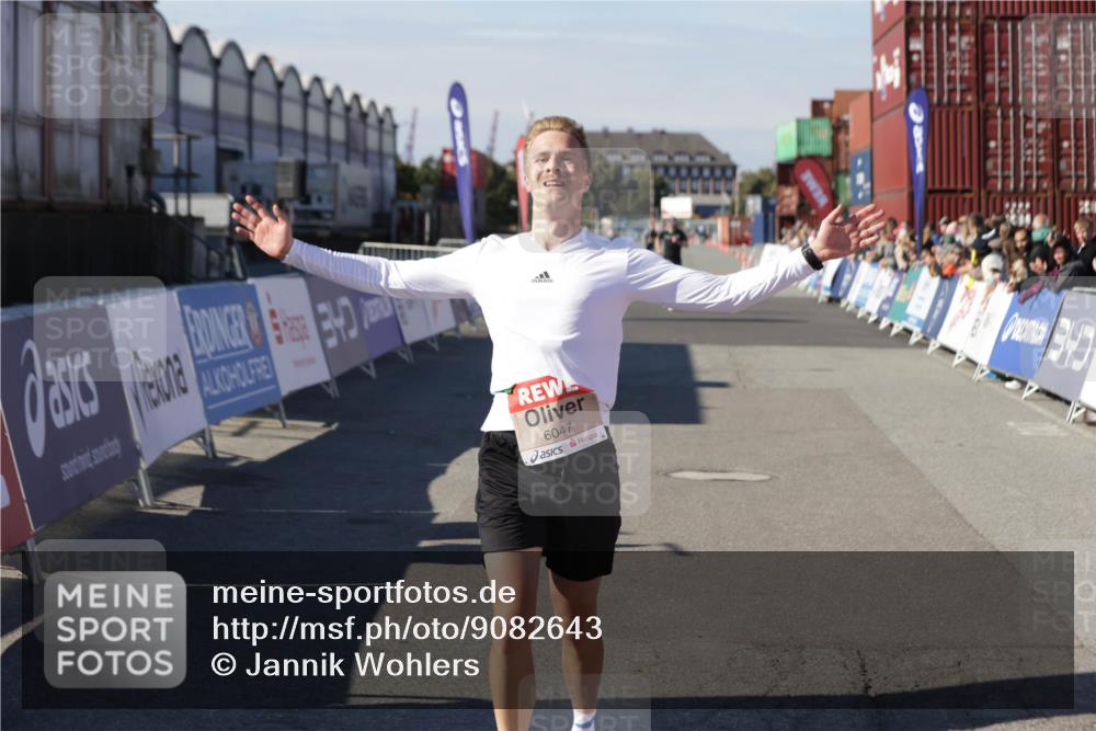03.10.2025 - Köhlbrandbrückenlauf Jannik Wohlers http://msf.ph/oto/9082643 03.10.2025 12:51:21 Ziel 6047 meine-sportfotos.de