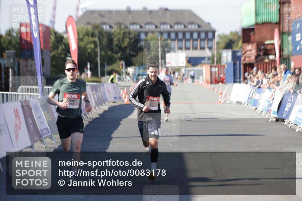 03.10.2025 - Köhlbrandbrückenlauf Jannik Wohlers http://msf.ph/oto/9083178 03.10.2025 12:51:34 Ziel 4058, 6458, 6793 meine-sportfotos.de