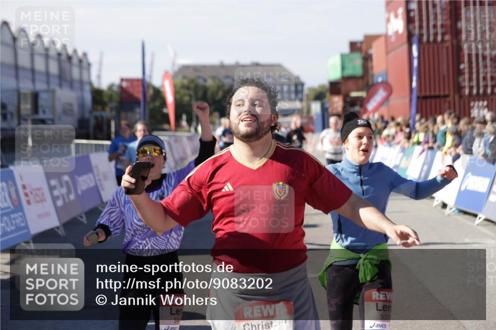 03.10.2025 - Köhlbrandbrückenlauf Jannik Wohlers http://msf.ph/oto/9083202 03.10.2025 13:18:22 Ziel 4280, 4341, 4472, 4473, 4560, 4581, 4600, 4760, 5192, 5379, 5440, 5454, 5691, 5722, 5816, 6001, 6310 meine-sportfotos.de