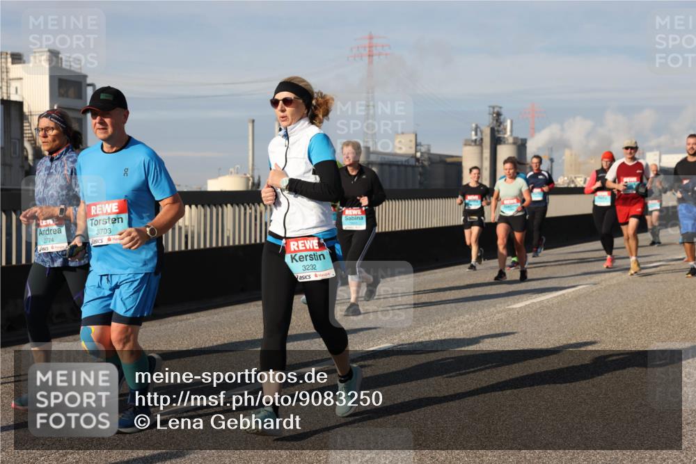 03.10.2025 - Köhlbrandbrückenlauf Lena Gebhardt http://msf.ph/oto/9083250 03.10.2025 10:04:49 Position 2 2774, 3703, 3232 meine-sportfotos.de