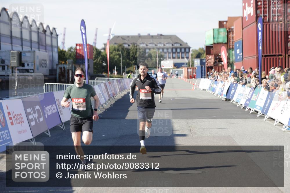 03.10.2025 - Köhlbrandbrückenlauf Jannik Wohlers http://msf.ph/oto/9083312 03.10.2025 12:51:35 Ziel 4058, 6458, 6793 meine-sportfotos.de